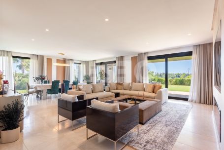 Large and Exclusive 4 bedroom apartment with a nice private garden in Hacienda Valderrama, Sotogrande Alto