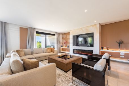Large and Exclusive 4 bedroom apartment with a nice private garden in Hacienda Valderrama, Sotogrande Alto
