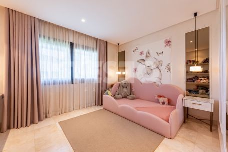 Large and Exclusive 4 bedroom apartment with a nice private garden in Hacienda Valderrama, Sotogrande Alto