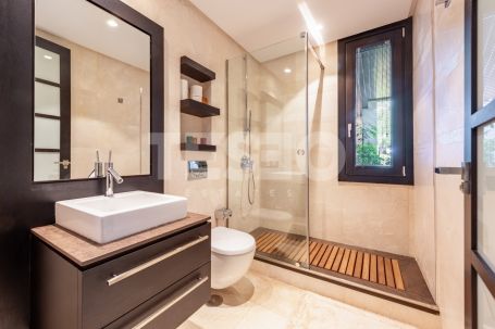 Large and Exclusive 4 bedroom apartment with a nice private garden in Hacienda Valderrama, Sotogrande Alto