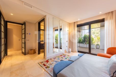 Large and Exclusive 4 bedroom apartment with a nice private garden in Hacienda Valderrama, Sotogrande Alto