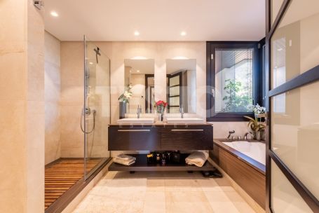 Large and Exclusive 4 bedroom apartment with a nice private garden in Hacienda Valderrama, Sotogrande Alto