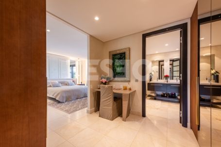 Large and Exclusive 4 bedroom apartment with a nice private garden in Hacienda Valderrama, Sotogrande Alto