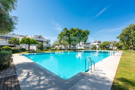 Large and Exclusive 4 bedroom apartment with a nice private garden in Hacienda Valderrama, Sotogrande Alto