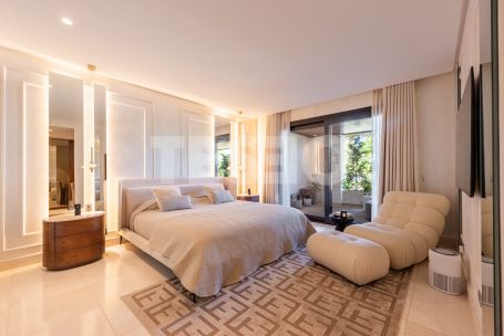 Large and Exclusive 4 bedroom apartment with a nice private garden in Hacienda Valderrama, Sotogrande Alto