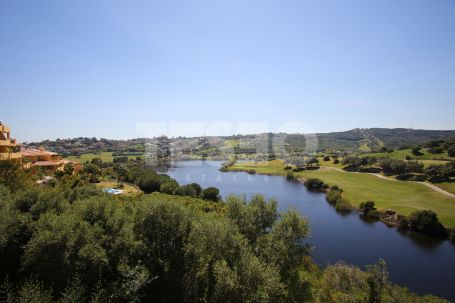 Impresionante ático con vistas panorámicas al campo de golf y al lago