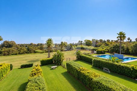 Exclusive south-east facing penthouse with an 80 m² terrace and partial sea views in El Polo de Sotogrande