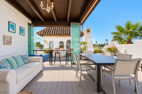 Exclusive south-east facing penthouse with an 80 m² terrace and partial sea views in El Polo de Sotogrande