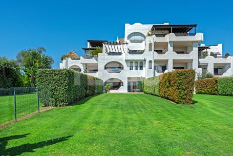 Exclusive south-east facing penthouse with an 80 m² terrace and partial sea views in El Polo de Sotogrande