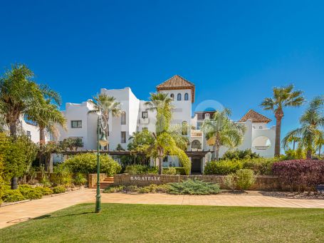 Exclusive south-east facing penthouse with an 80 m² terrace and partial sea views in El Polo de Sotogrande