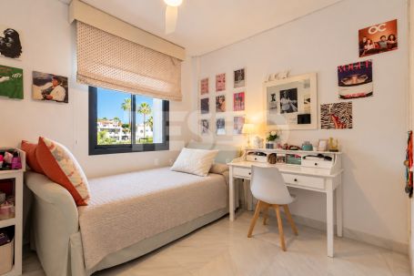 Exclusive south-east facing penthouse with an 80 m² terrace and partial sea views in El Polo de Sotogrande