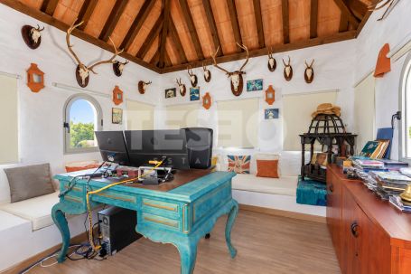 Exclusive south-east facing penthouse with an 80 m² terrace and partial sea views in El Polo de Sotogrande