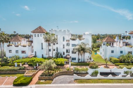 Exclusive south-east facing penthouse with an 80 m² terrace and partial sea views in El Polo de Sotogrande