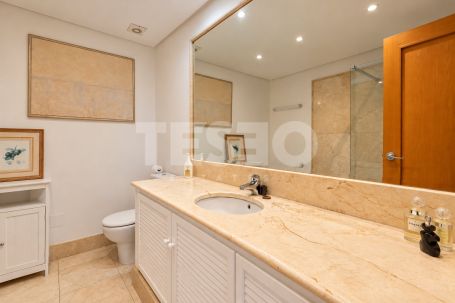 Exclusive south-east facing penthouse with an 80 m² terrace and partial sea views in El Polo de Sotogrande
