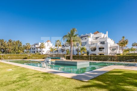Exclusive south-east facing penthouse with an 80 m² terrace and partial sea views in El Polo de Sotogrande