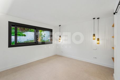 Luxury villa in Zone B, Sotogrande Costa: space, privacy, and light