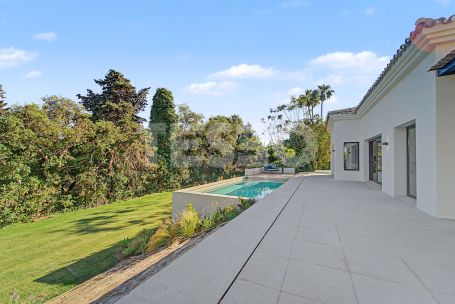 Luxury villa in Zone B, Sotogrande Costa: space, privacy, and light
