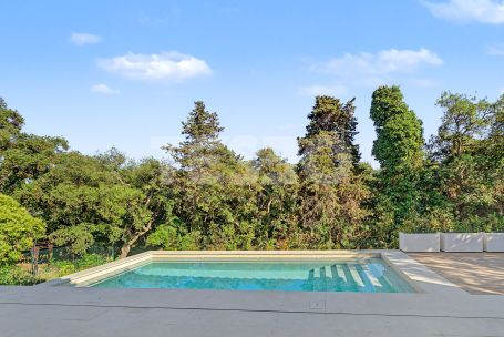 Luxury villa in Zone B, Sotogrande Costa: space, privacy, and light