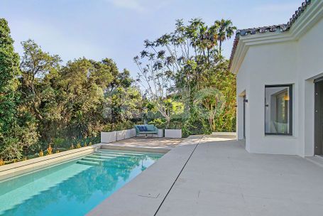Luxury villa in Zone B, Sotogrande Costa: space, privacy, and light