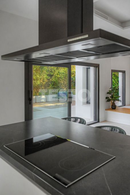 Luxury villa in Zone B, Sotogrande Costa: space, privacy, and light