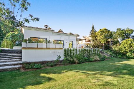 Luxury villa in Zone B, Sotogrande Costa: space, privacy, and light
