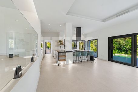 Luxury villa in Zone B, Sotogrande Costa: space, privacy, and light