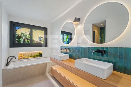Luxury villa in Zone B, Sotogrande Costa: space, privacy, and light