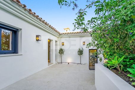 Luxury villa in Zone B, Sotogrande Costa: space, privacy, and light