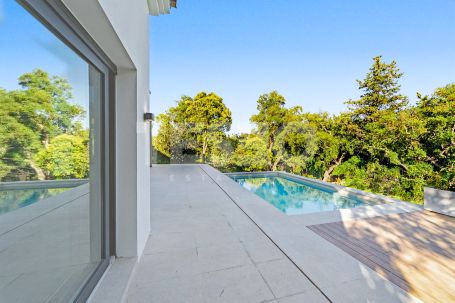 Luxury villa in Zone B, Sotogrande Costa: space, privacy, and light