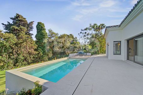 Luxury villa in Zone B, Sotogrande Costa: space, privacy, and light