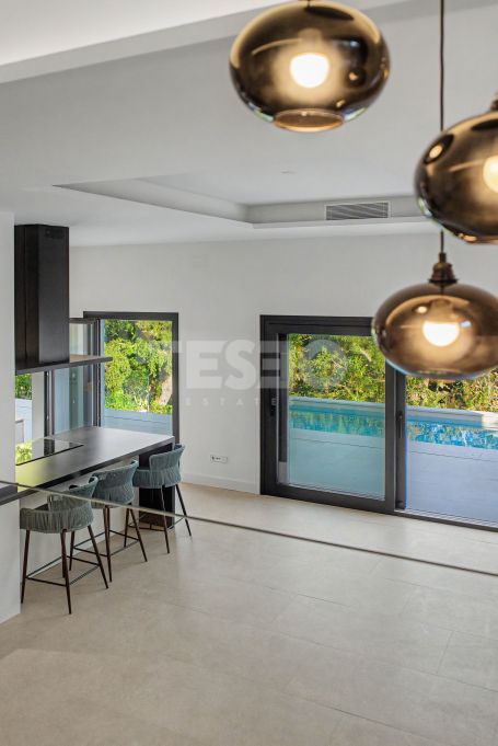 Luxury villa in Zone B, Sotogrande Costa: space, privacy, and light