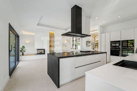 Luxury villa in Zone B, Sotogrande Costa: space, privacy, and light