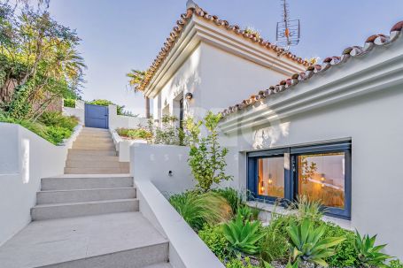 Luxury villa in Zone B, Sotogrande Costa: space, privacy, and light