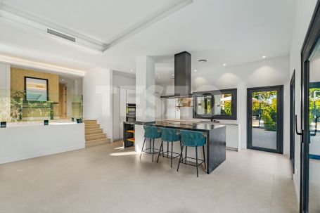 Luxury villa in Zone B, Sotogrande Costa: space, privacy, and light