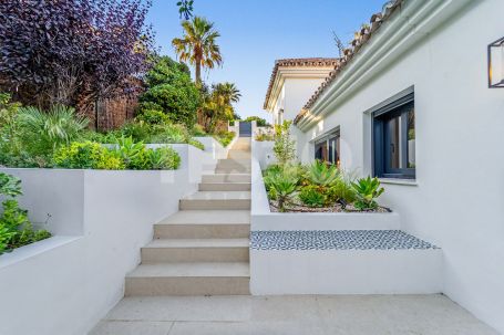 Luxury villa in Zone B, Sotogrande Costa: space, privacy, and light