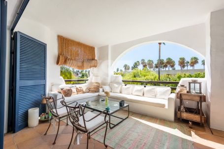 Three-bedroom plus one apartment with a covered terrace, communal pool and private garage in El Polo de Sotogrande.