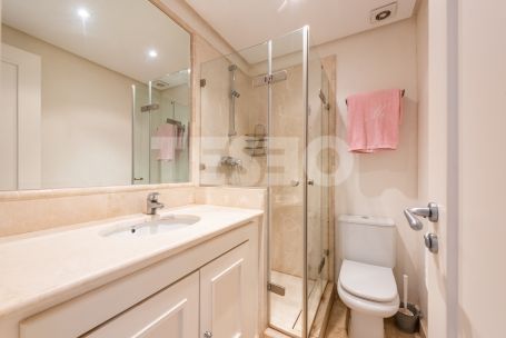 Three-bedroom plus one apartment with a covered terrace, communal pool and private garage in El Polo de Sotogrande.