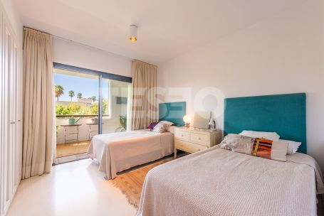 Three-bedroom plus one apartment with a covered terrace, communal pool and private garage in El Polo de Sotogrande.