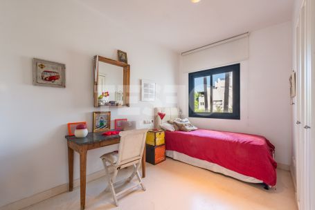 Three-bedroom plus one apartment with a covered terrace, communal pool and private garage in El Polo de Sotogrande.