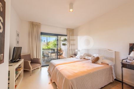Three-bedroom plus one apartment with a covered terrace, communal pool and private garage in El Polo de Sotogrande.