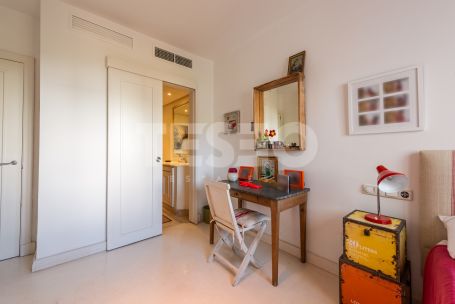 Three-bedroom plus one apartment with a covered terrace, communal pool and private garage in El Polo de Sotogrande.