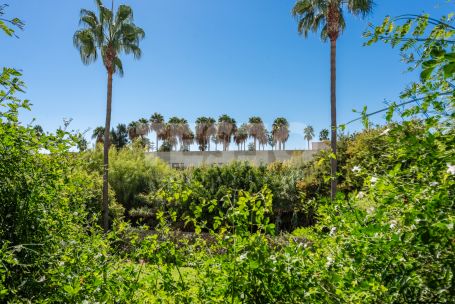 Three-bedroom plus one apartment with a covered terrace, communal pool and private garage in El Polo de Sotogrande.
