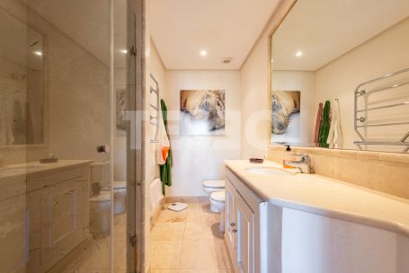 Three-bedroom plus one apartment with a covered terrace, communal pool and private garage in El Polo de Sotogrande.