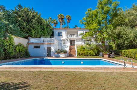 Villa très bien située à Sotogrande Costa avec beaucoup de potentiel.