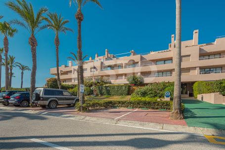 2 bedroom ground floor apartment, 50 metres from the beach.