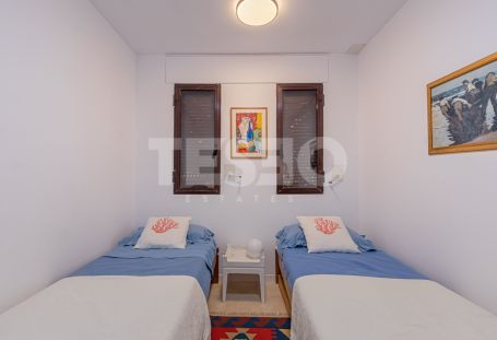 Lovely modernised ground floor apartment in Paseo del Mar with private garden.