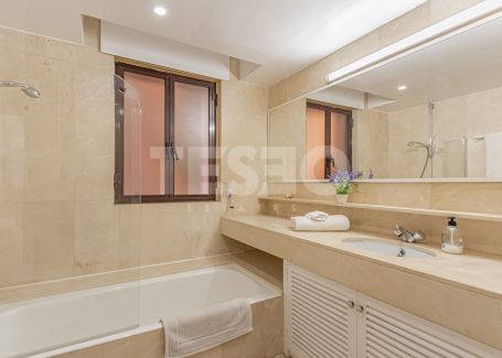 Lovely modernised ground floor apartment in Paseo del Mar with private garden.