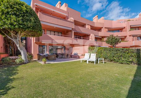 Lovely modernised ground floor apartment in Paseo del Mar with private garden.