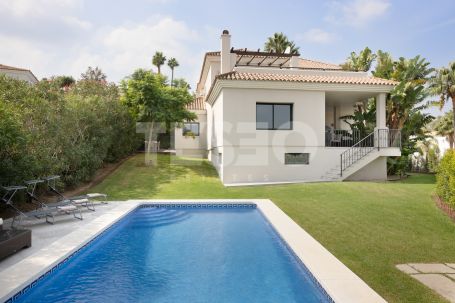 4 Schlafzimmer Villa in Sotogrande Alto, die Andalucian Eleganz und Komfort verkörpert.