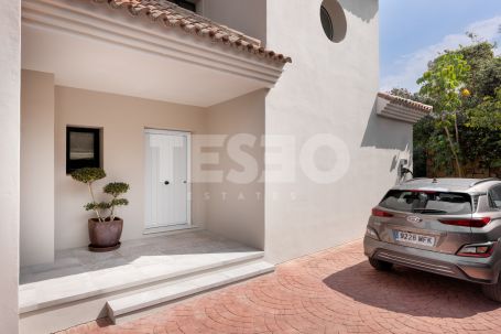 4 Schlafzimmer Villa in Sotogrande Alto, die Andalucian Eleganz und Komfort verkörpert.